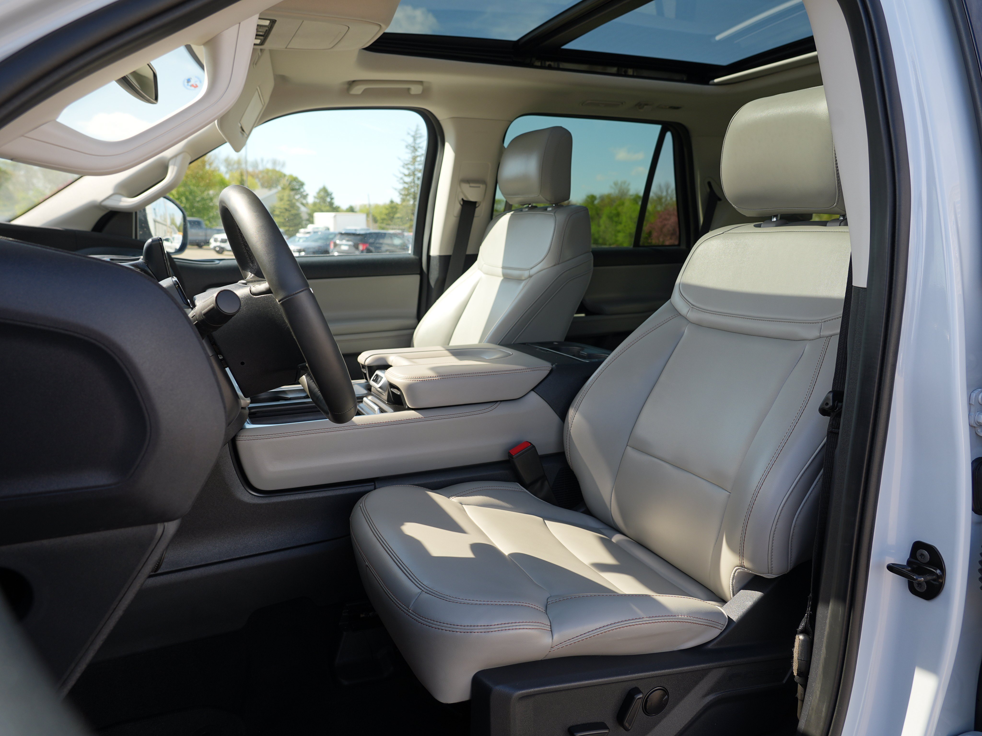 Used 2025 Ford Expedition Active AWD/4WD image 14