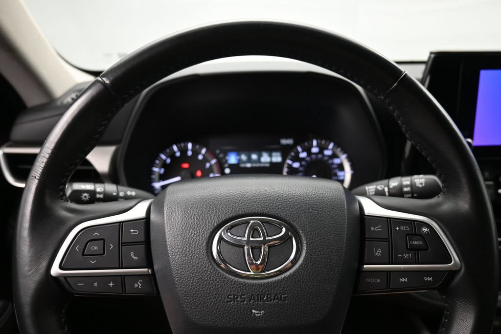 Used 2024 Toyota Highlander LE AWD/4WD image 13