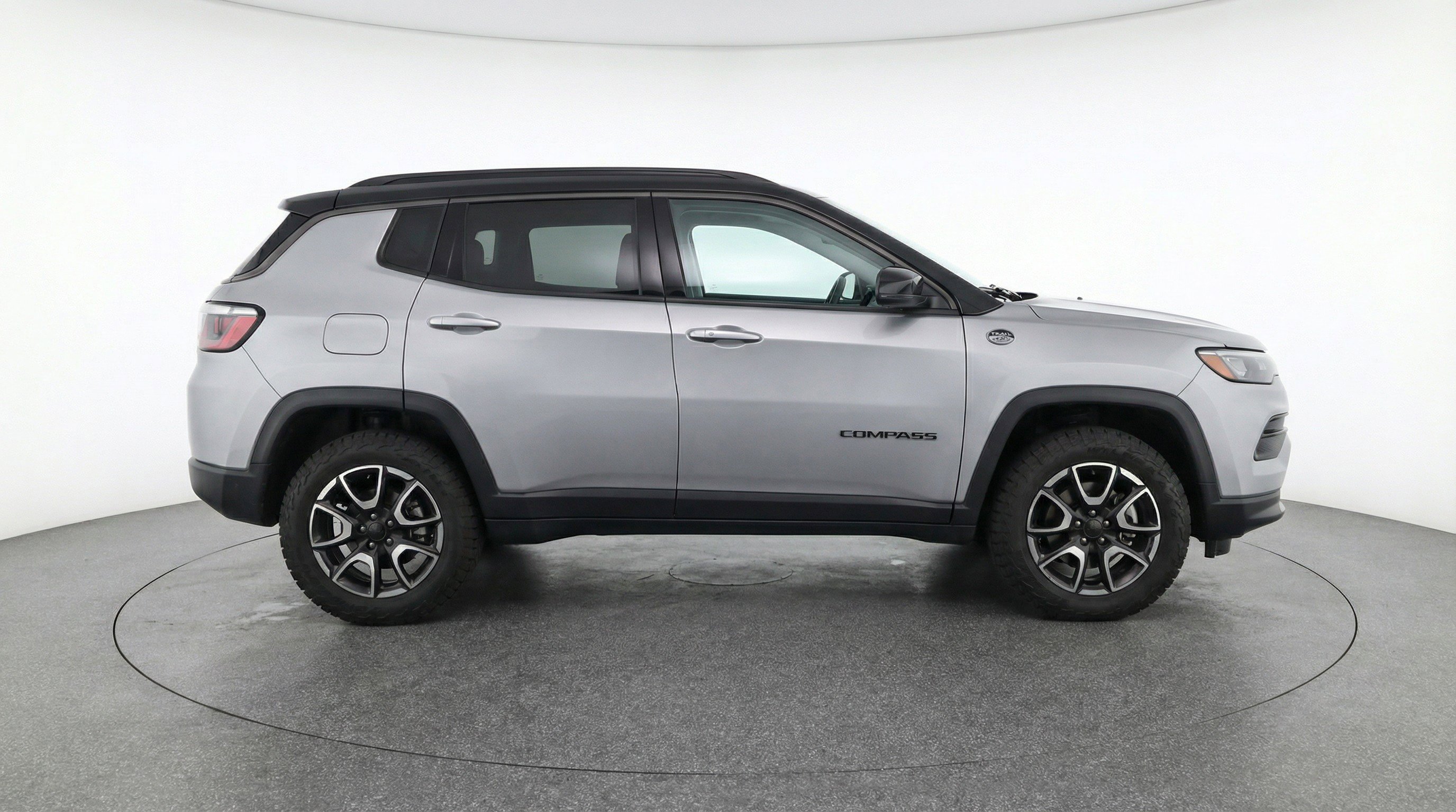 Used 2025 Jeep Compass Trailhawk AWD/4WD image 11