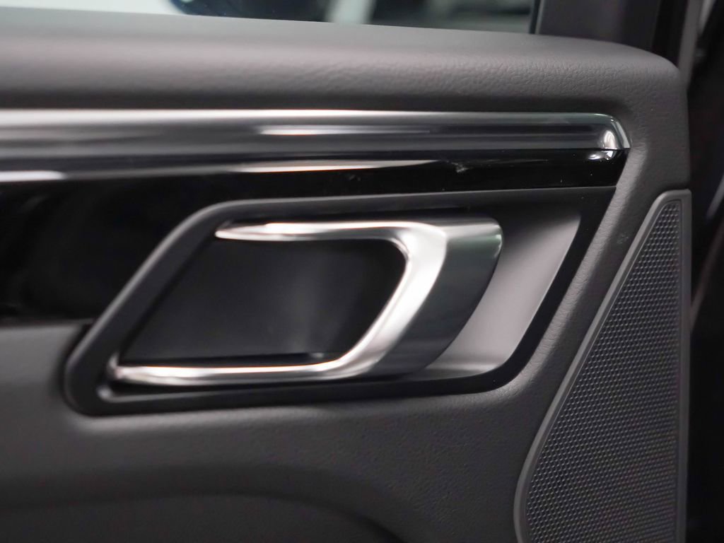 Used 2026 Porsche Macan AWD/4WD image 15