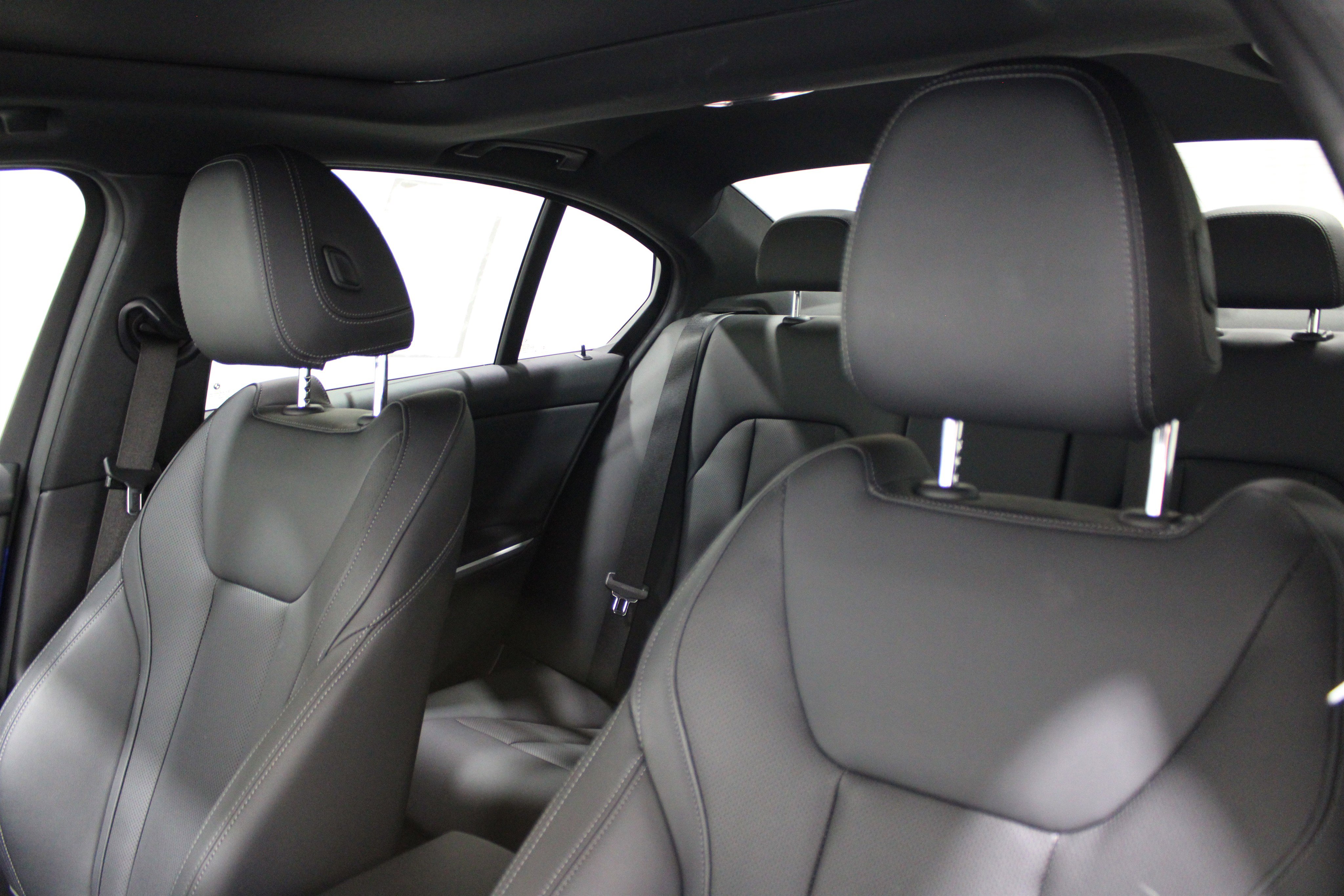 Used 2023 BMW 330i Sedan w/ M Sport Package image 5