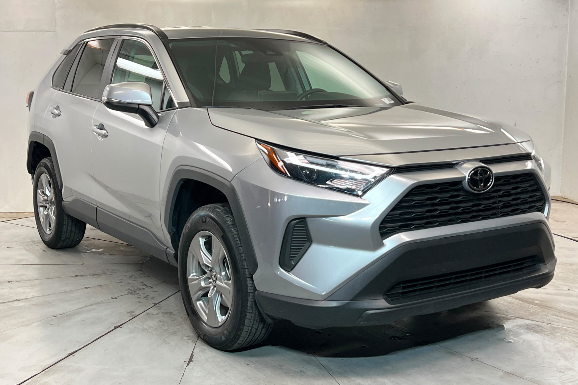 Used 2025 Toyota RAV4 XLE AWD/4WD image 8