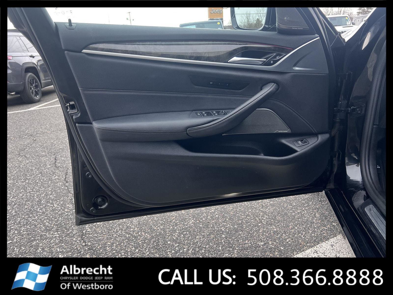 Used 2021 BMW 530i xDrive w/ Premium Package image 11