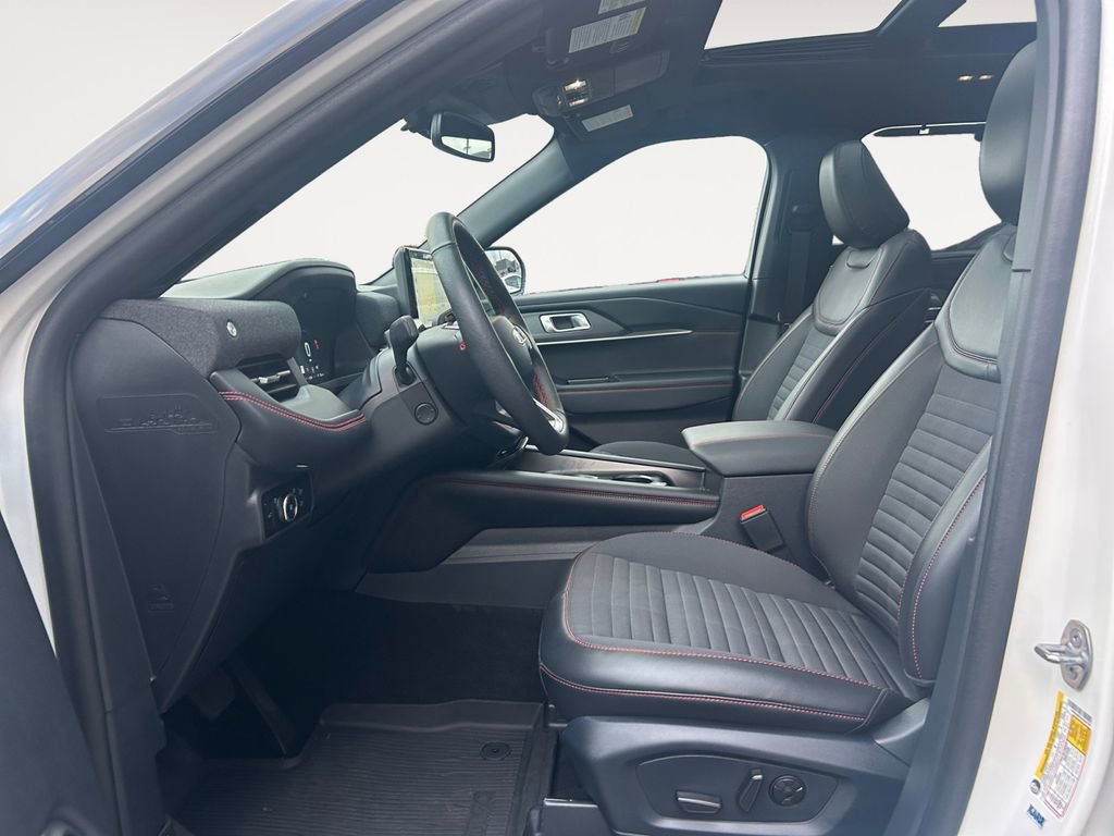 Used 2025 Ford Explorer ST-Line w/ ST-Line Street Pack AWD/4WD image 15