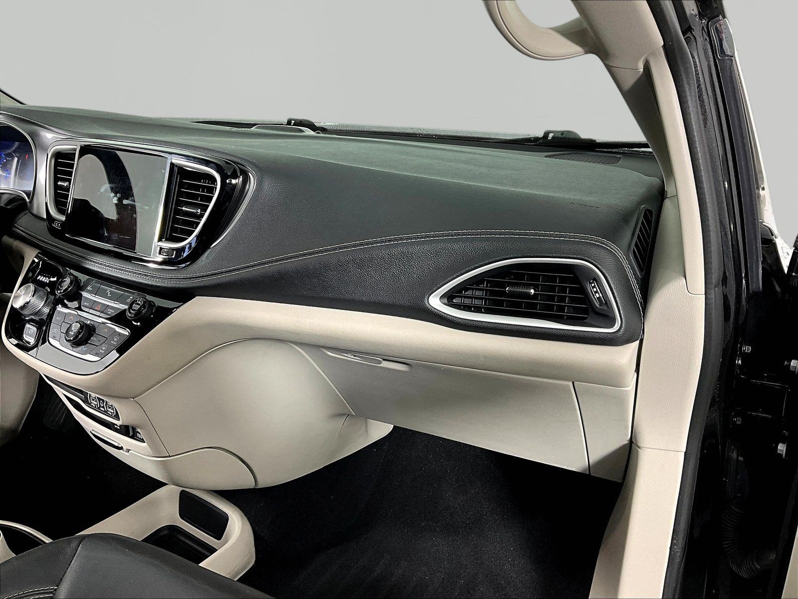 Used 2022 Chrysler Pacifica Touring-L FWD image 24