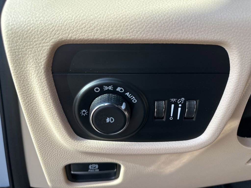Used 2024 Jeep Grand Cherokee L Limited AWD/4WD image 15