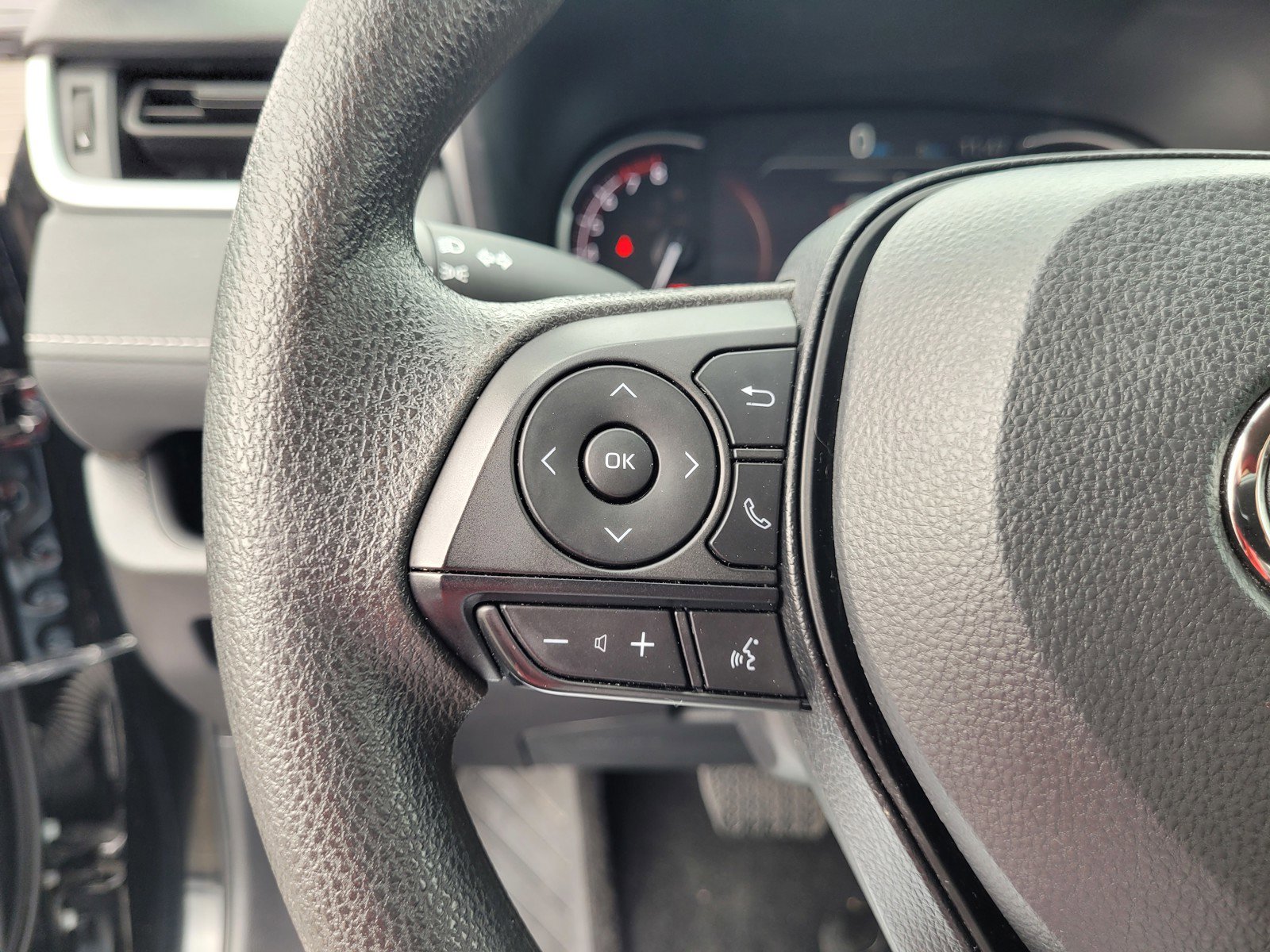 Used 2025 Toyota RAV4 XLE image 21