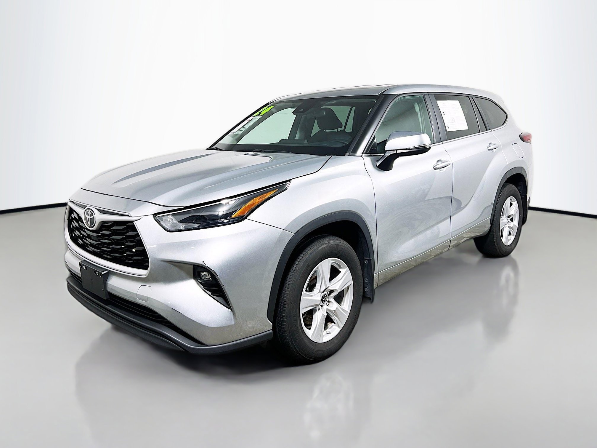 Used 2024 Toyota Highlander LE image 11