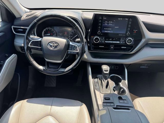 Used 2022 Toyota Highlander XLE AWD/4WD image 17