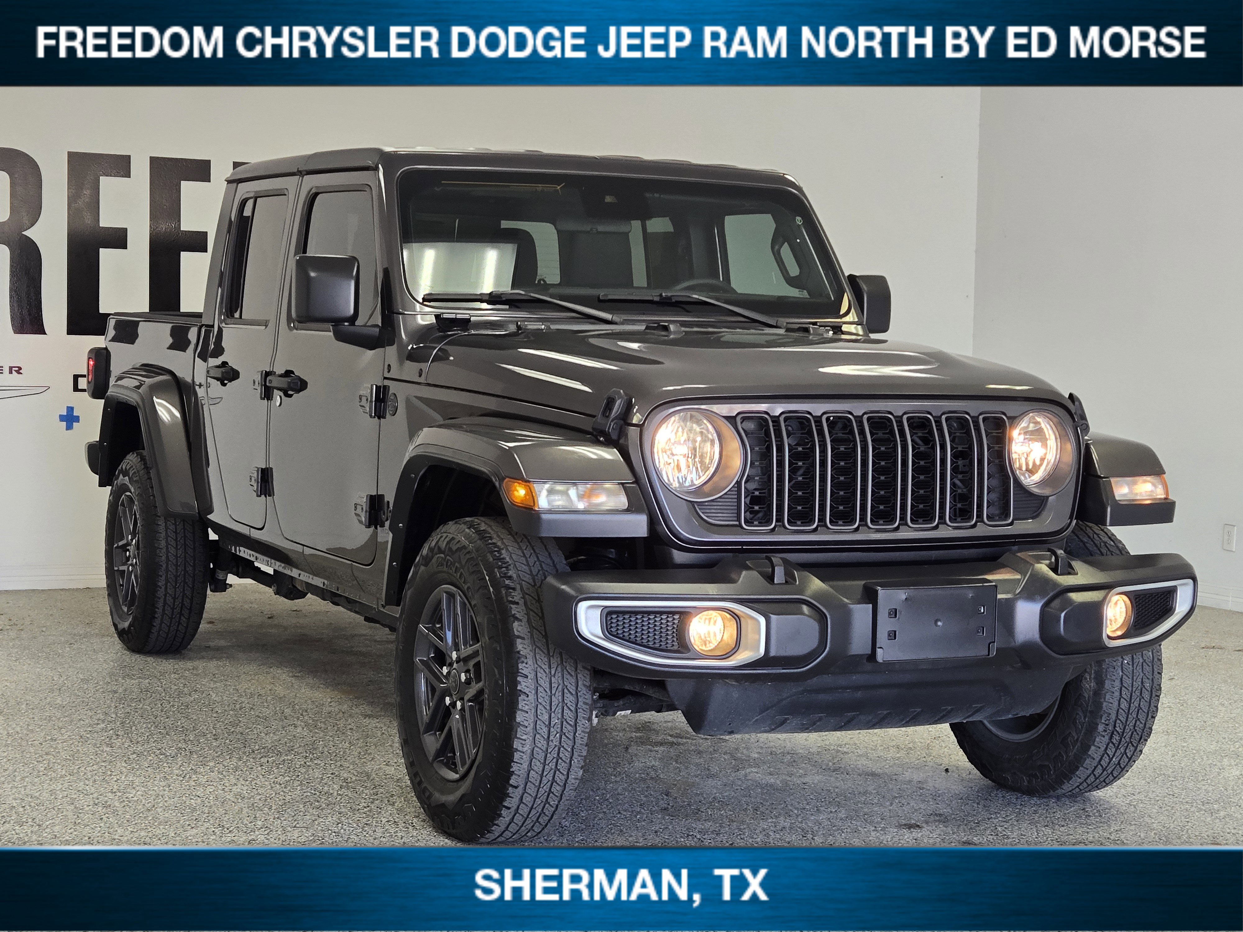 Used 2024 Jeep Gladiator Sport AWD/4WD image 2