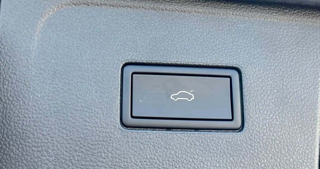 Used 2025 Volkswagen Atlas SE image 15