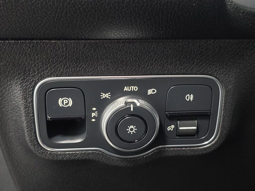 Used 2022 Mercedes-Benz EQB 350 4MATIC image 33