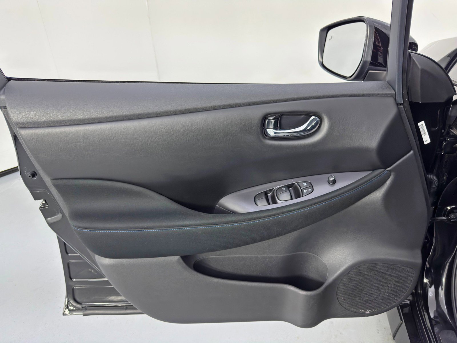 Used 2025 Nissan Leaf S image 35