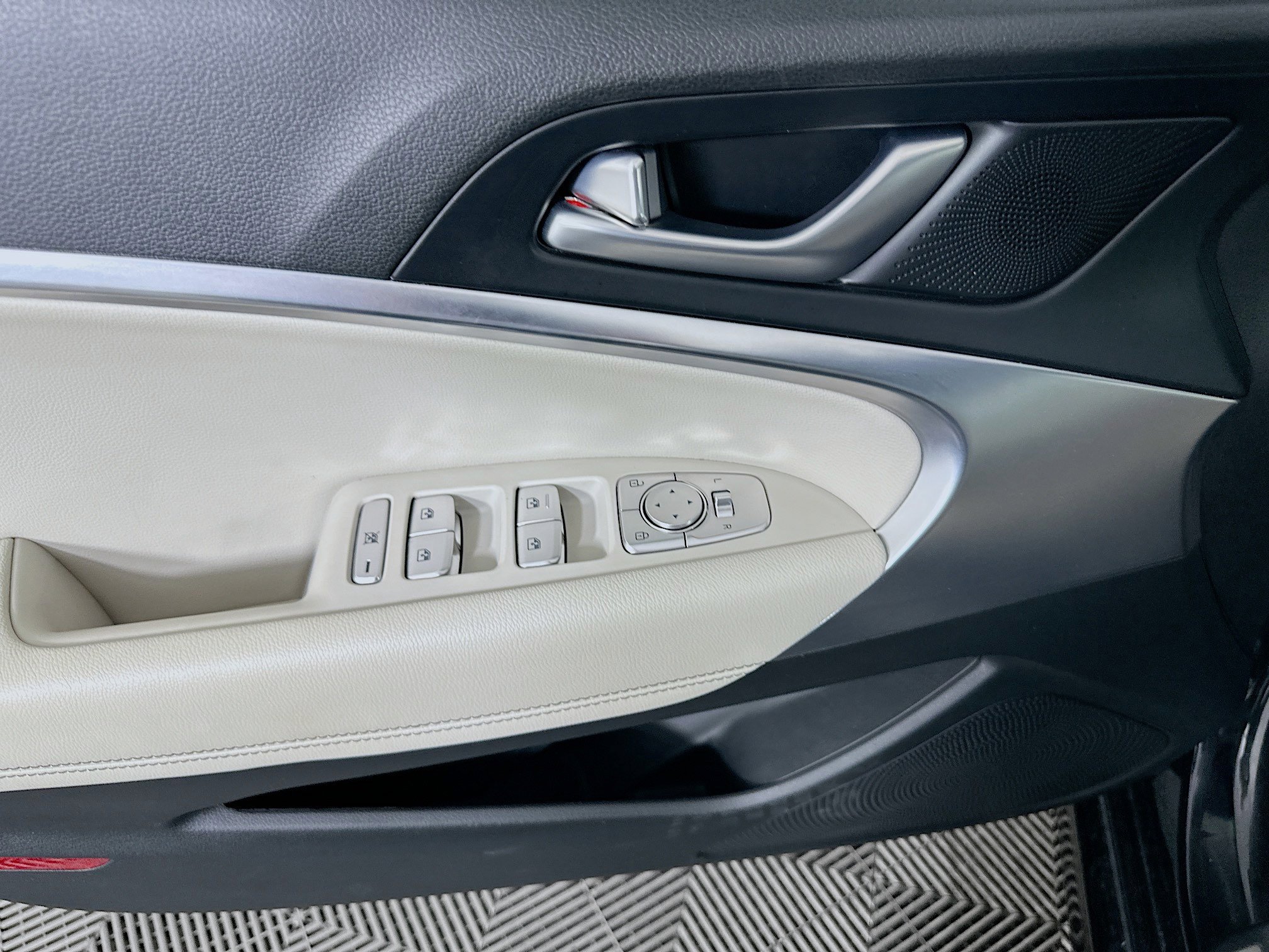 Used 2025 Genesis G70 2.5T image 15