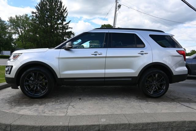 Used 2017 Ford Explorer XLT w/ Equipment Group 202A AWD/4WD image 8