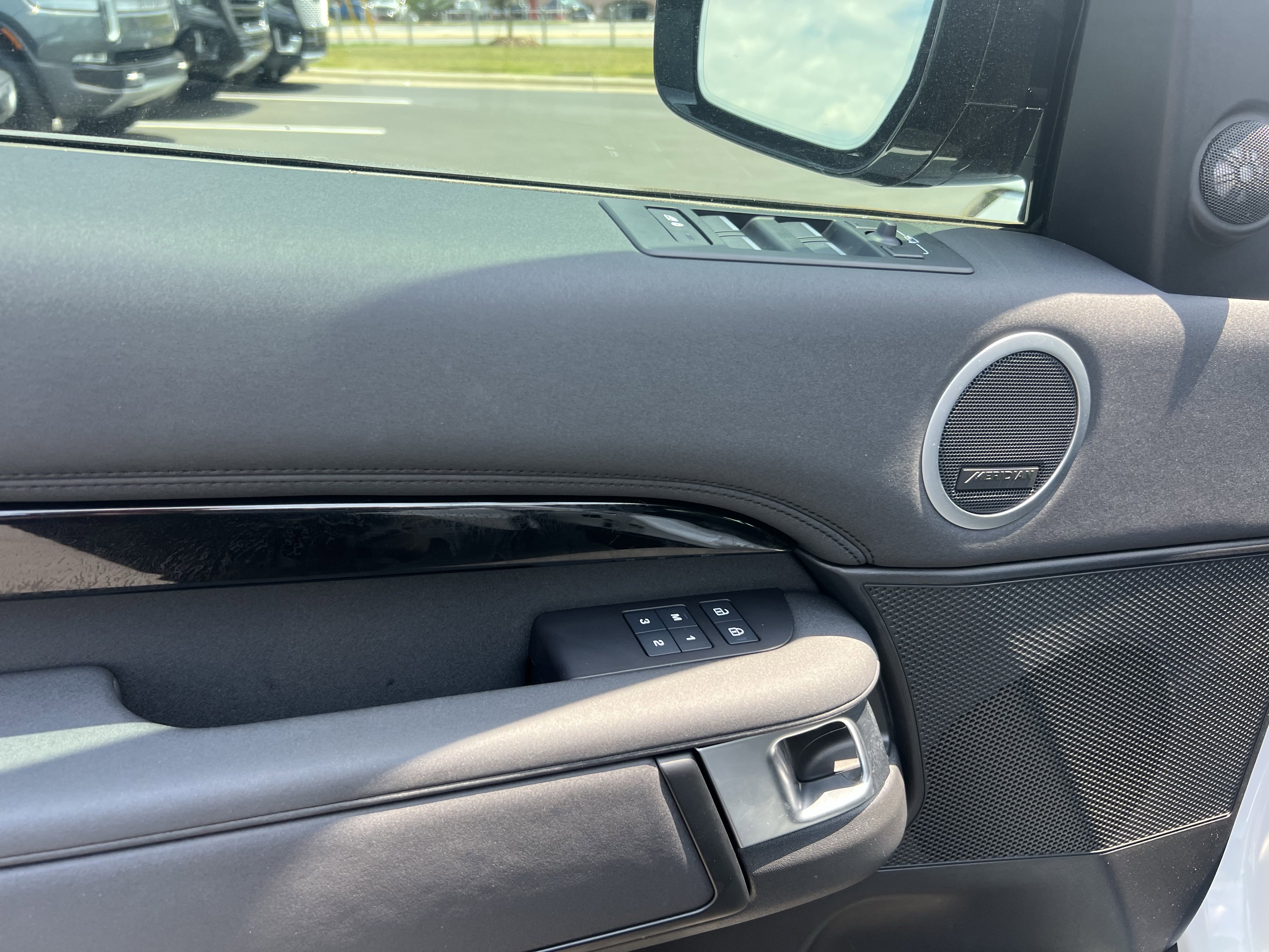 Certified 2025 Land Rover Discovery S AWD/4WD image 15