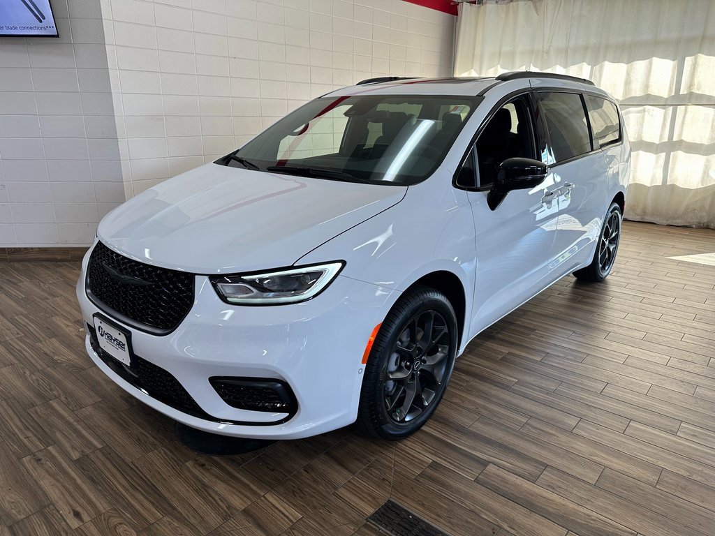 New 2026 Chrysler Pacifica Limited w/ S Appearance Package image 1
