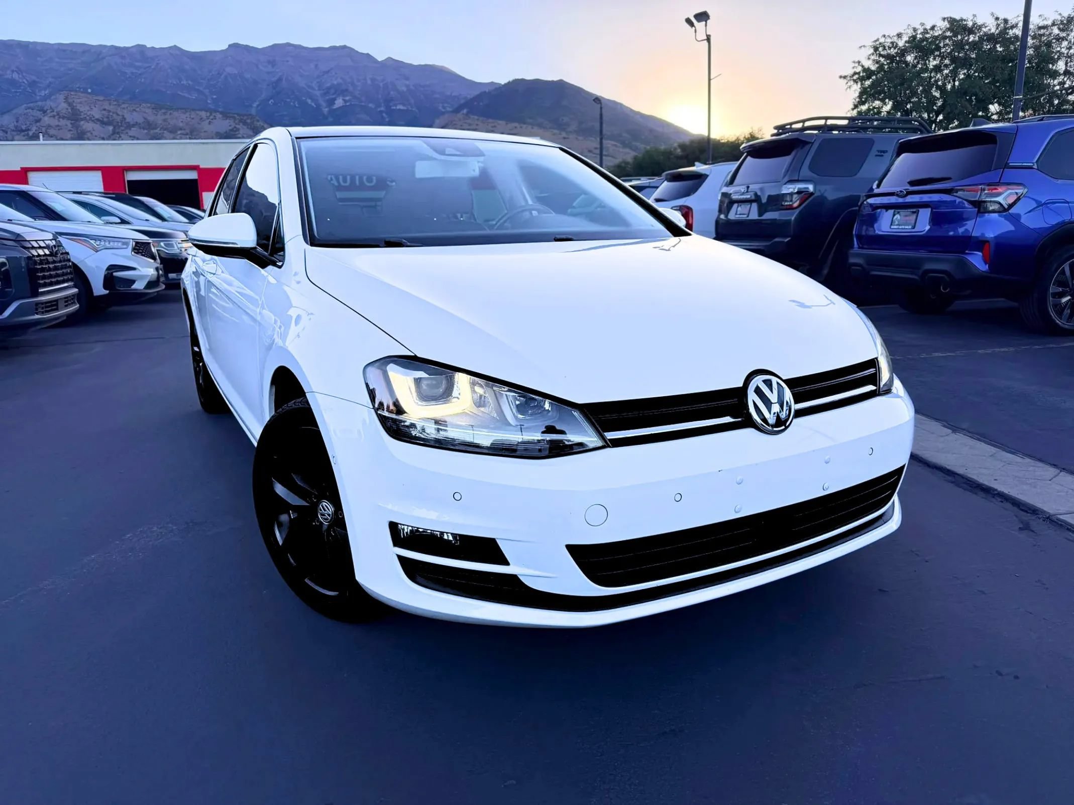 Used 2016 Volkswagen Golf SE w/ Lighting Package FWD image 2