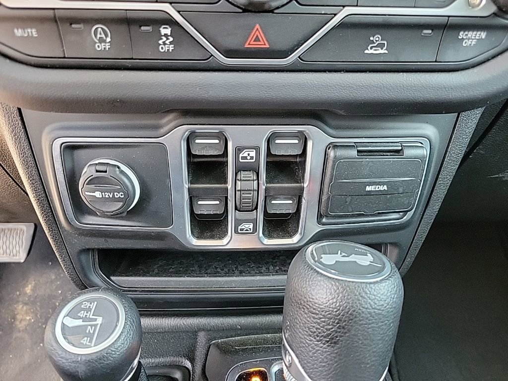 Used 2025 Jeep Wrangler Unlimited Sahara AWD/4WD image 17