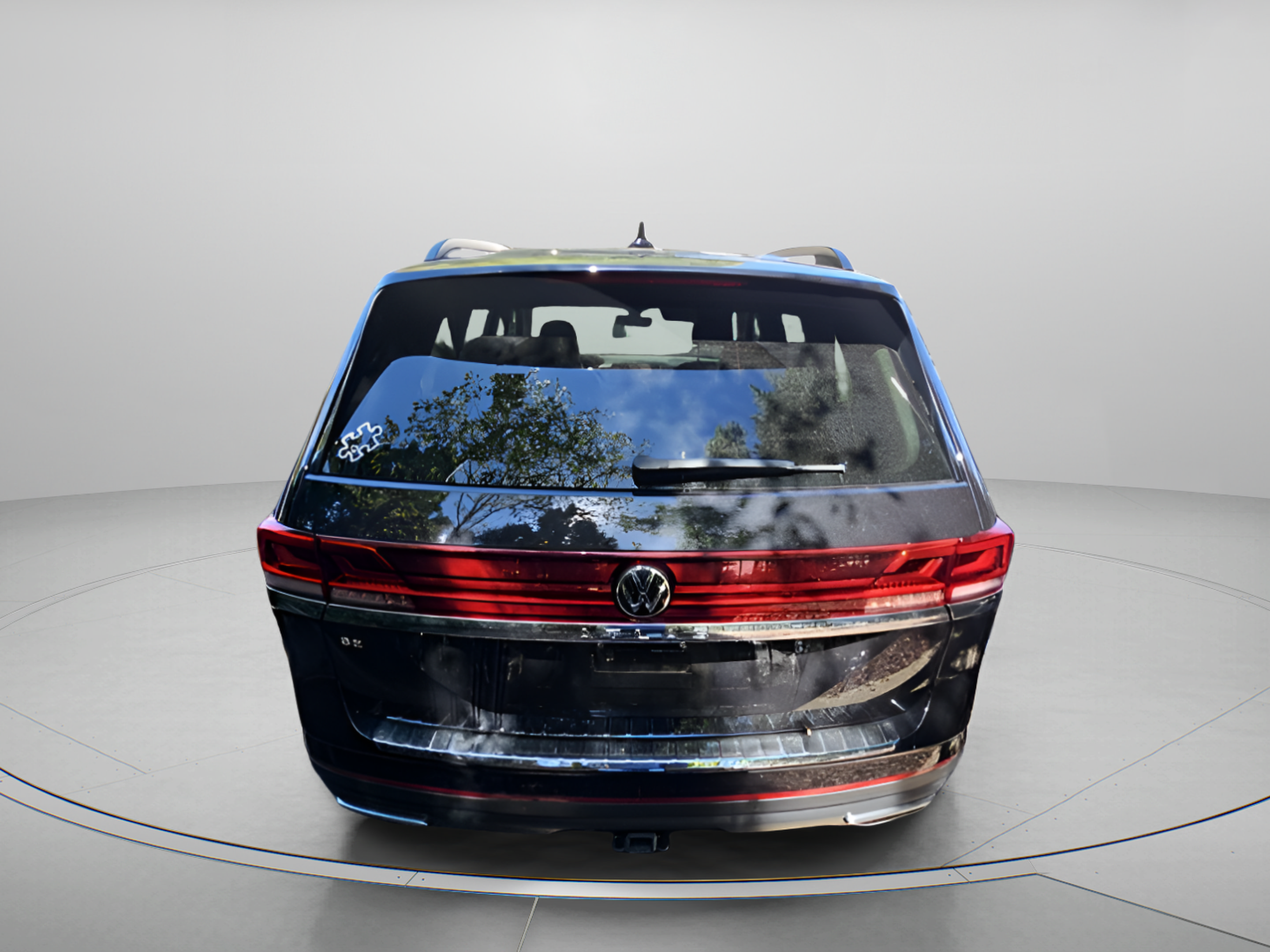 Used 2024 Volkswagen Atlas SE w/ Panoramic Sunroof Package FWD image 2