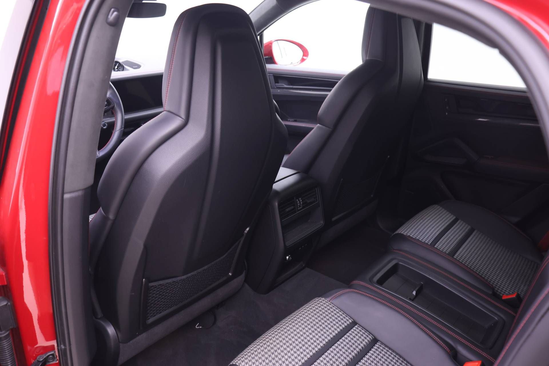 Certified 2025 Porsche Cayenne GTS AWD/4WD image 17