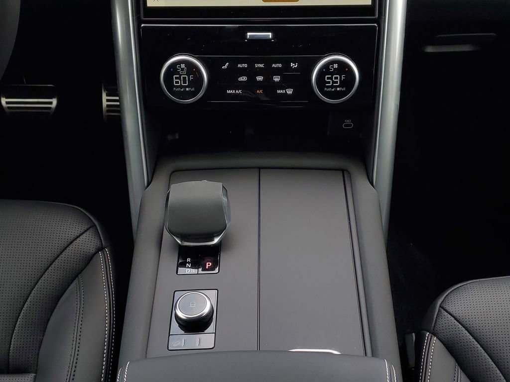 New 2025 Land Rover Discovery Dynamic SE image 32