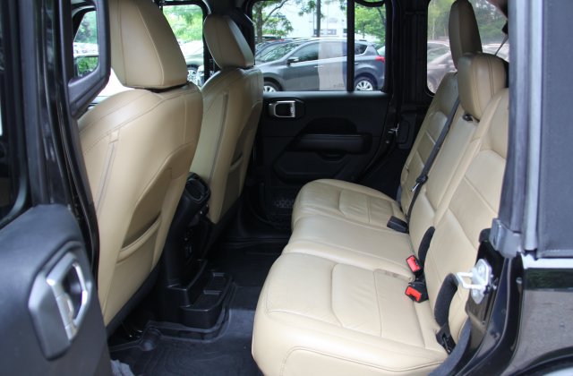 Used 2018 Jeep Wrangler Unlimited Sahara AWD/4WD image 32