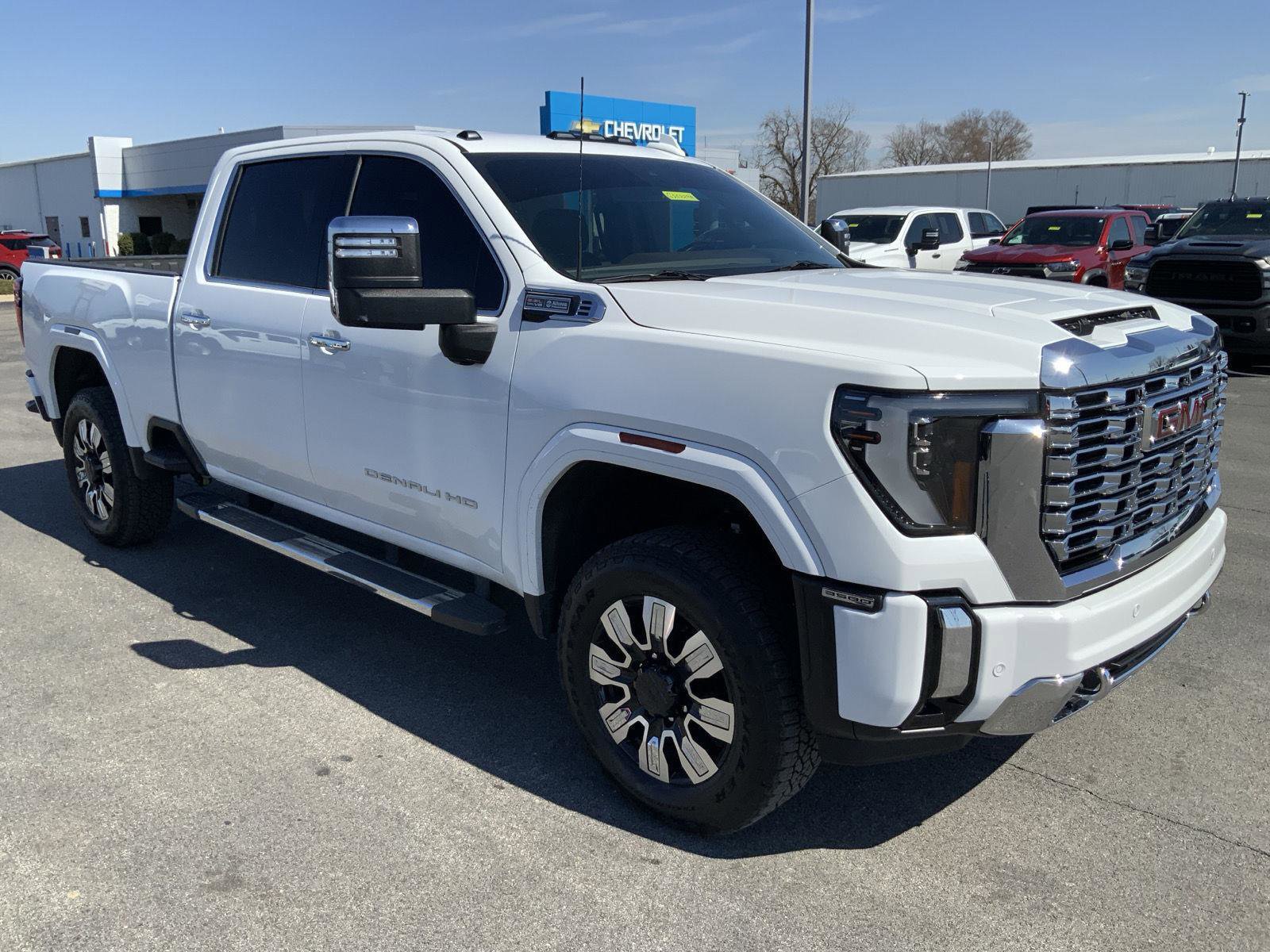 Used 2024 GMC Sierra 3500 Denali image 2