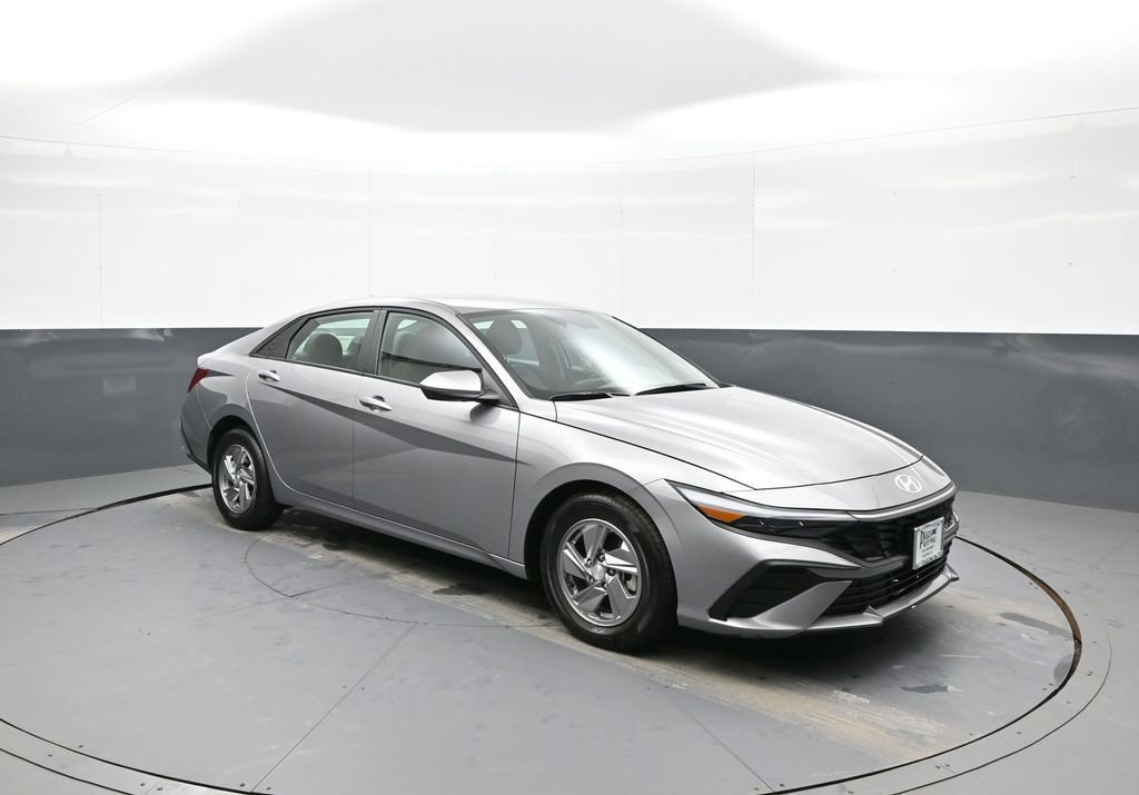 Certified 2025 Hyundai Elantra SE image 4