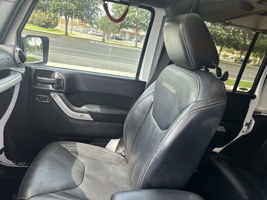 Used 2016 Jeep Wrangler Unlimited Sahara w/ Connectivity Group AWD/4WD image 17
