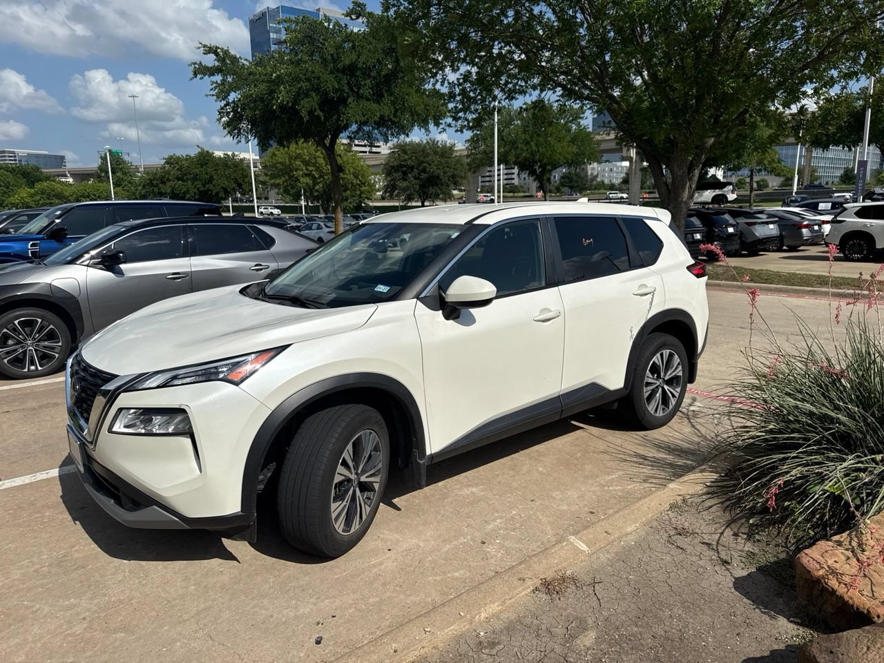Used 2023 Nissan Rogue SV FWD image 2