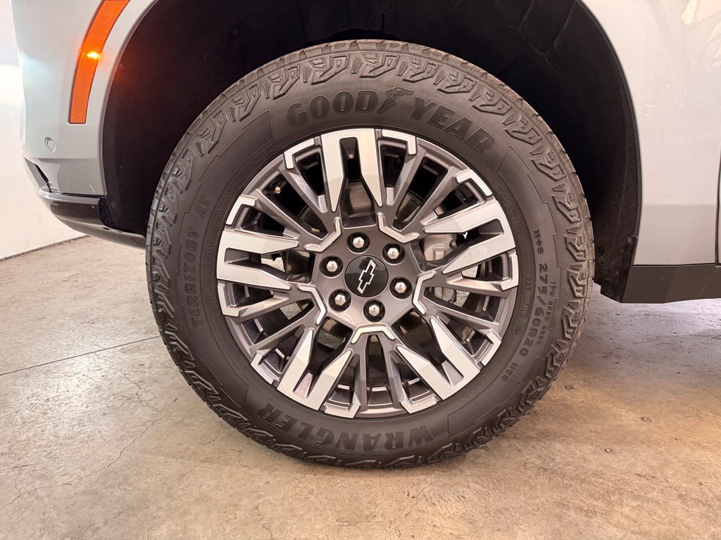 Used 2025 Chevrolet Suburban Z71 AWD/4WD image 16