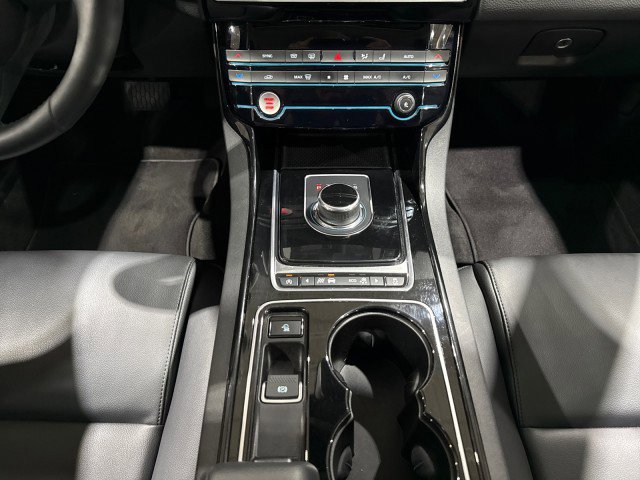 Used 2017 Jaguar XE Premium image 74