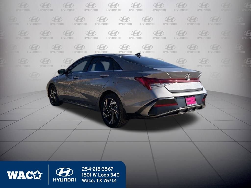 Used 2025 Hyundai Elantra Sport image 2