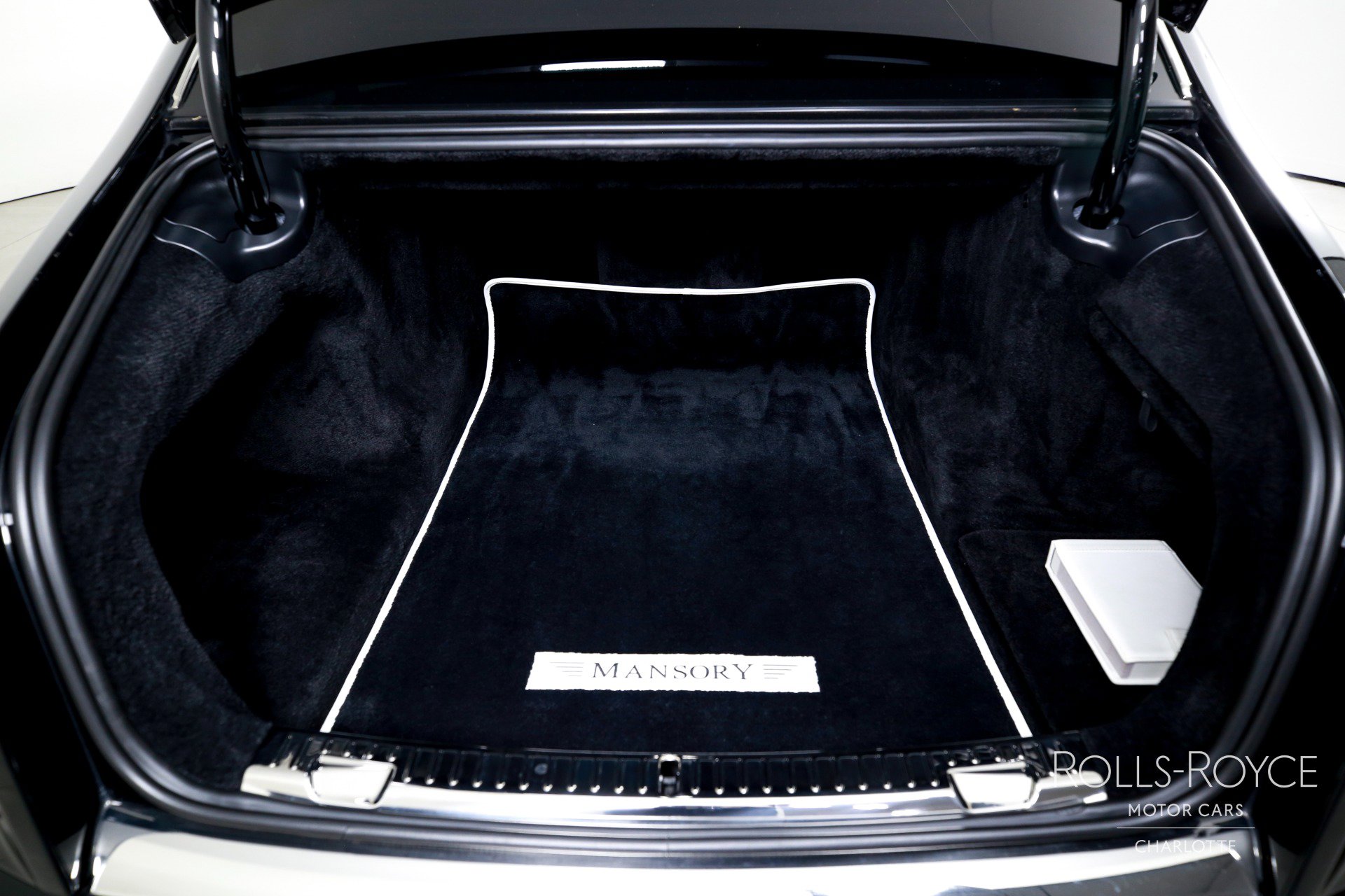 Used 2018 Rolls-Royce Phantom Sedan image 26