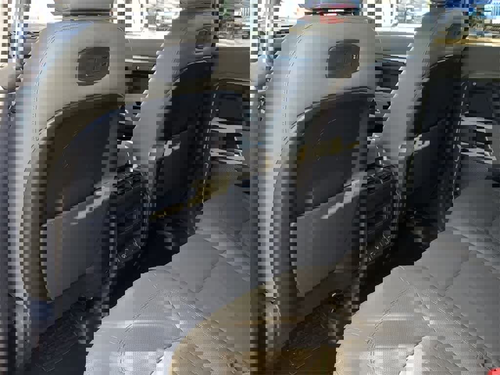 Used 2022 Land Rover Defender 110 SE image 17