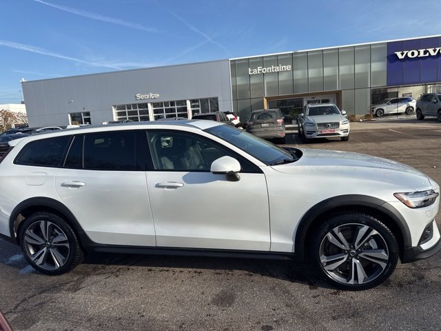 Used 2025 Volvo V60 B5 Cross Country Plus image 3