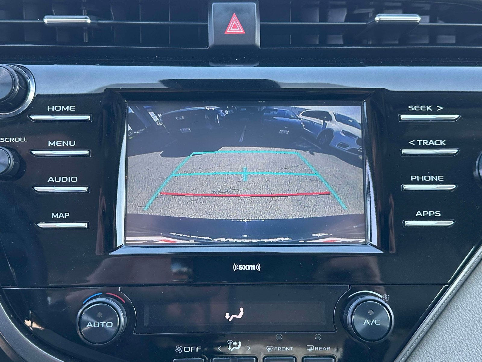 Used 2020 Toyota Camry SE image 10