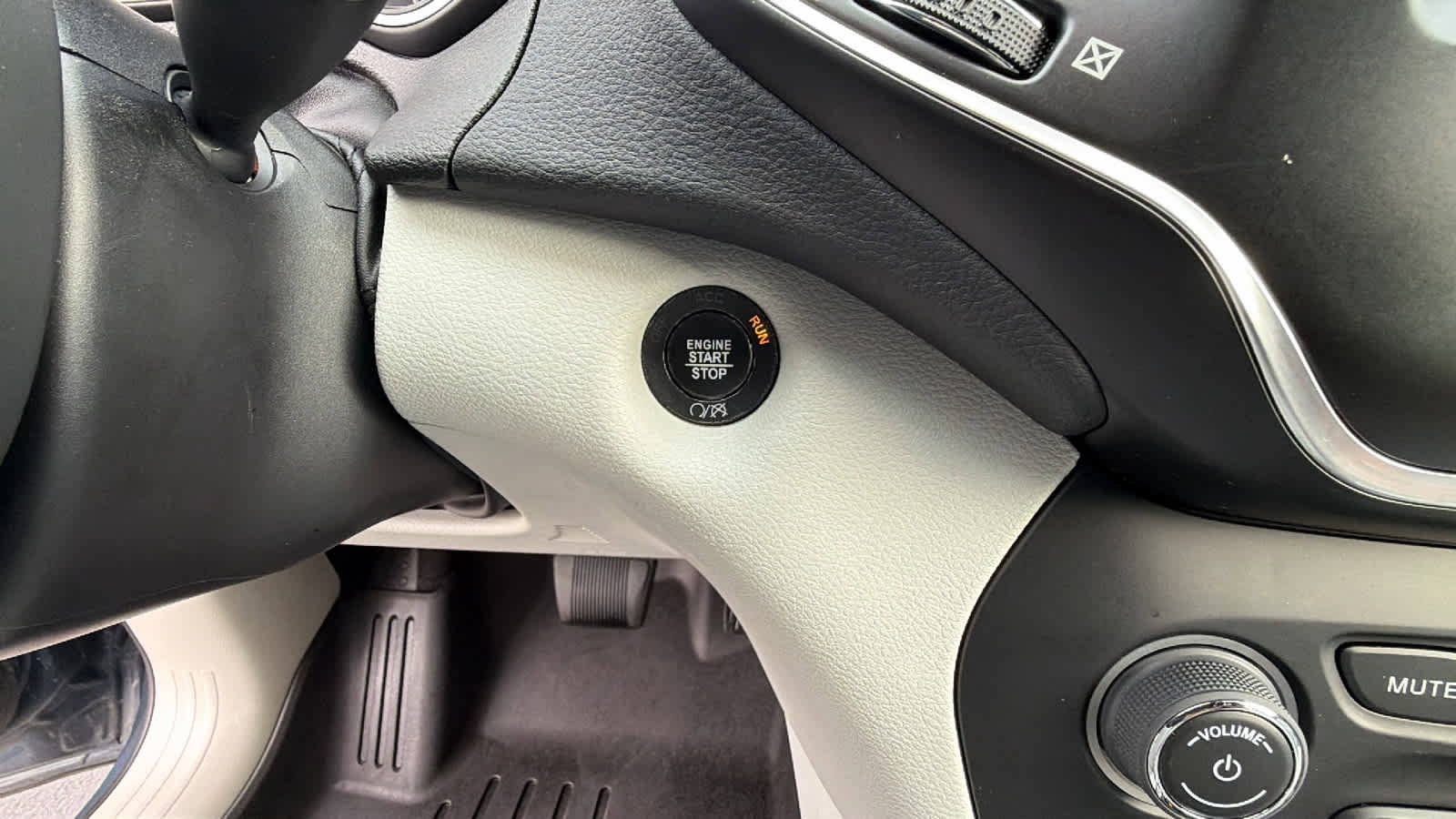 Used 2021 Jeep Cherokee Latitude Lux w/ Comfort/Convenience Group image 17