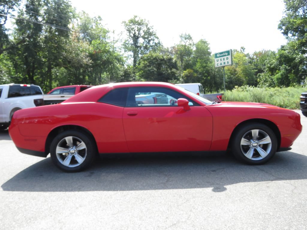Used 2016 Dodge Challenger SXT RWD image 4