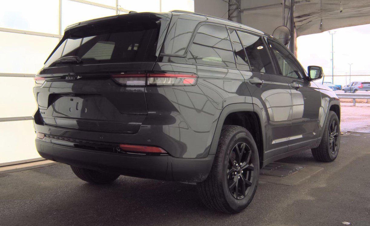 Used 2024 Jeep Grand Cherokee Altitude AWD/4WD image 4
