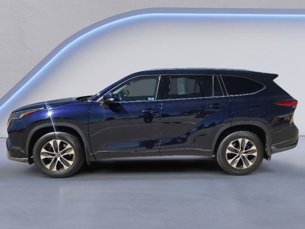 Used 2021 Toyota Highlander XLE AWD/4WD image 2