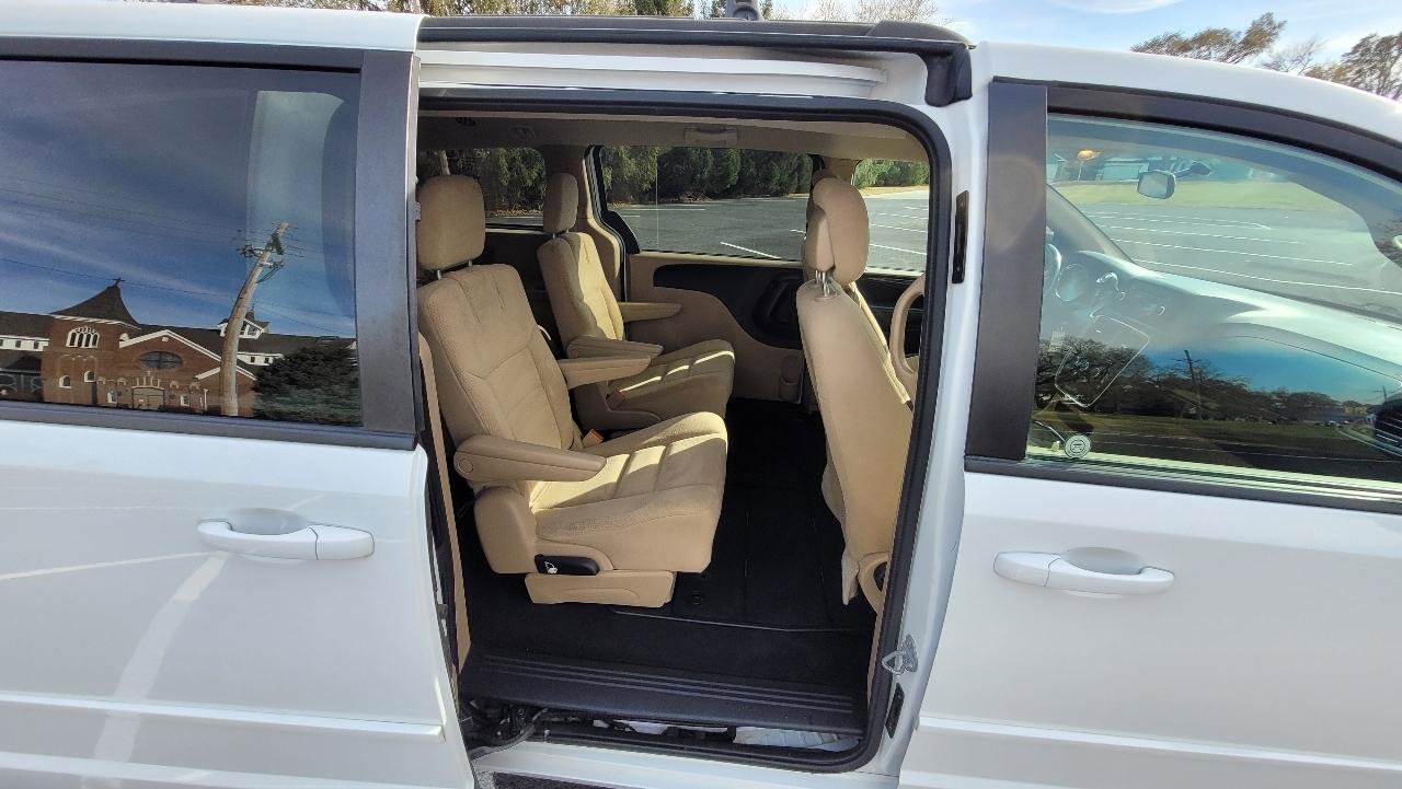 Used 2016 Dodge Grand Caravan SXT w/ Rear Park Assist Package FWD image 14