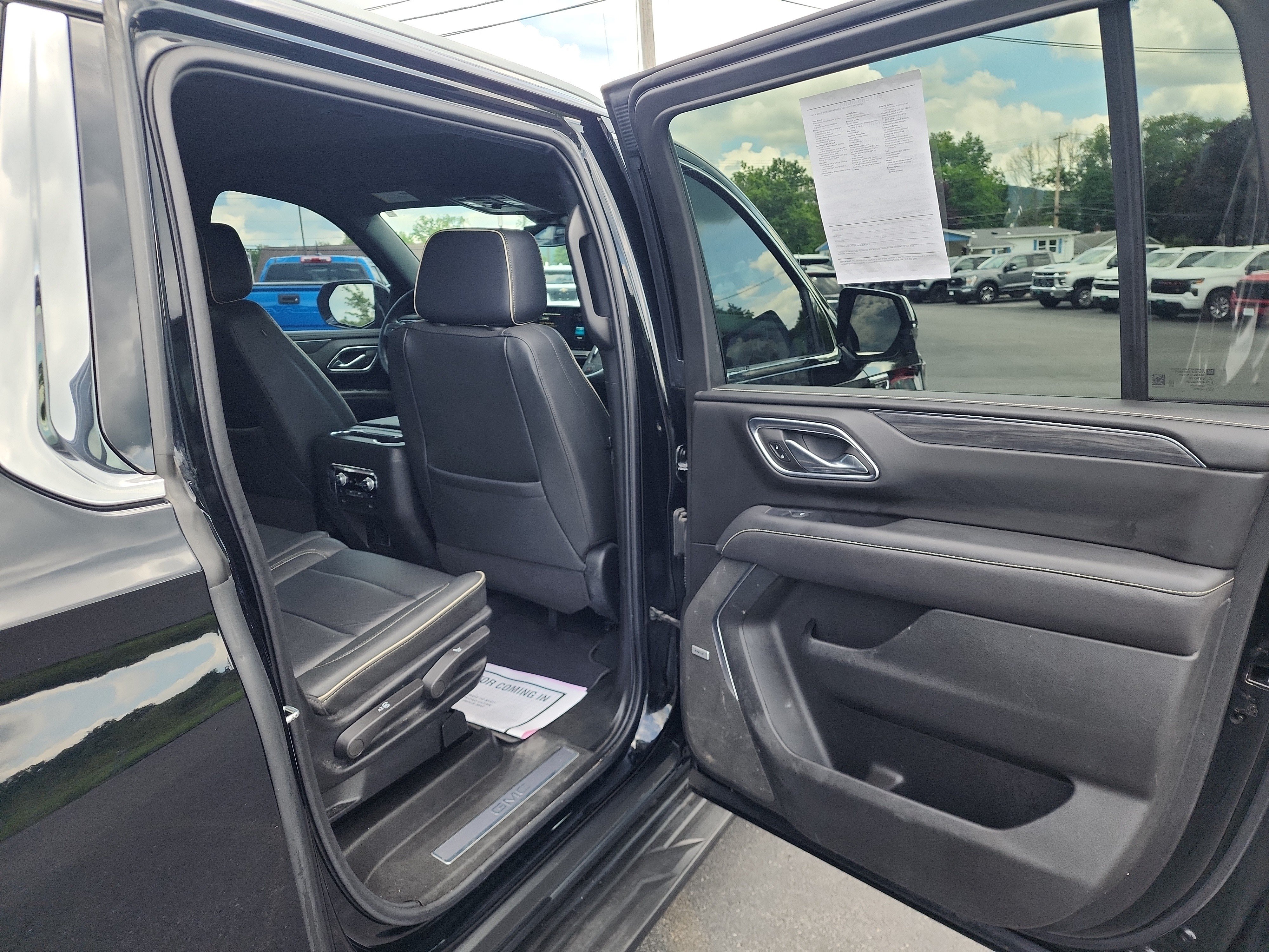 Certified 2024 GMC Yukon XL SLT w/ SLT Luxury Package AWD/4WD image 32