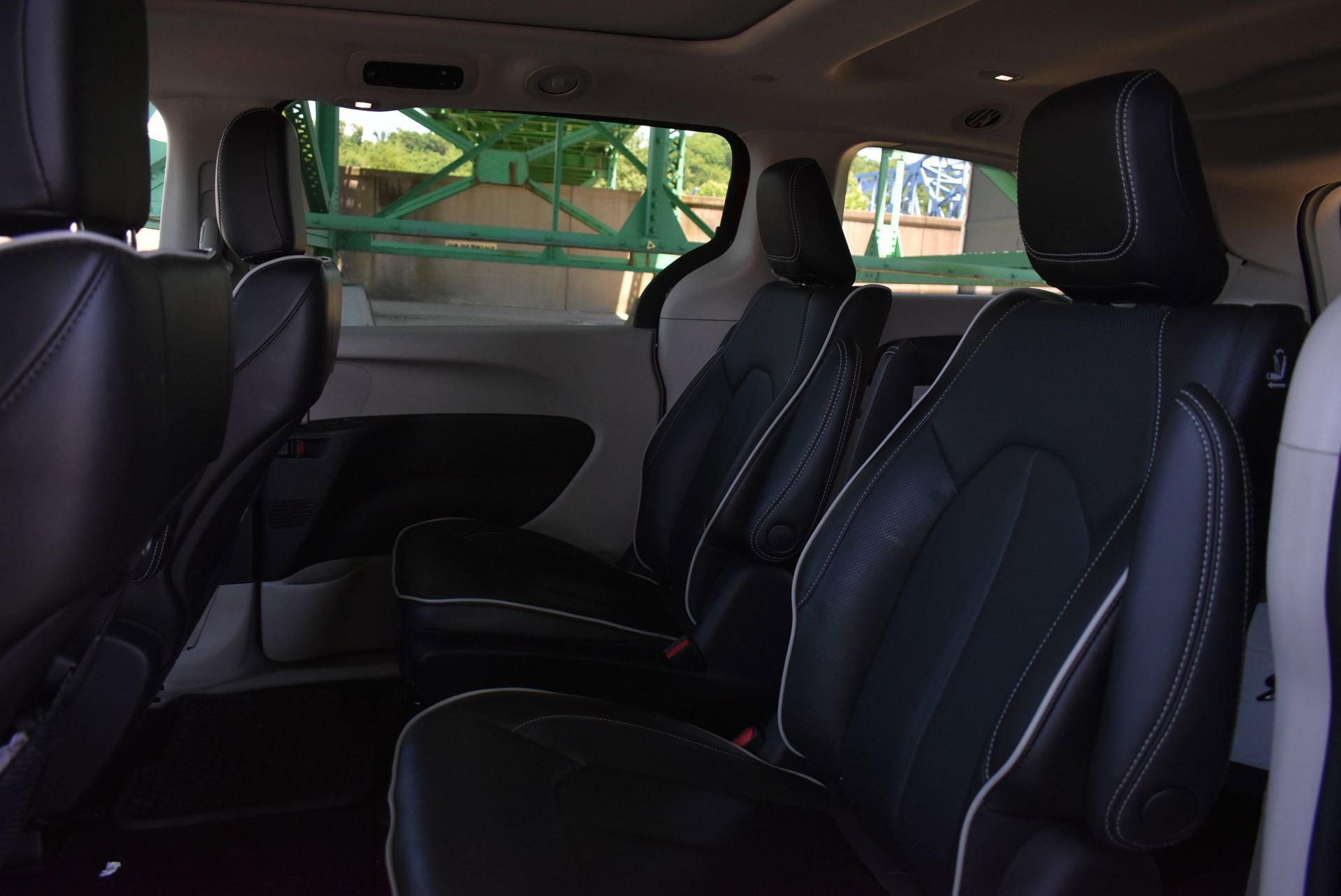 Used 2023 Chrysler Pacifica Limited FWD image 17