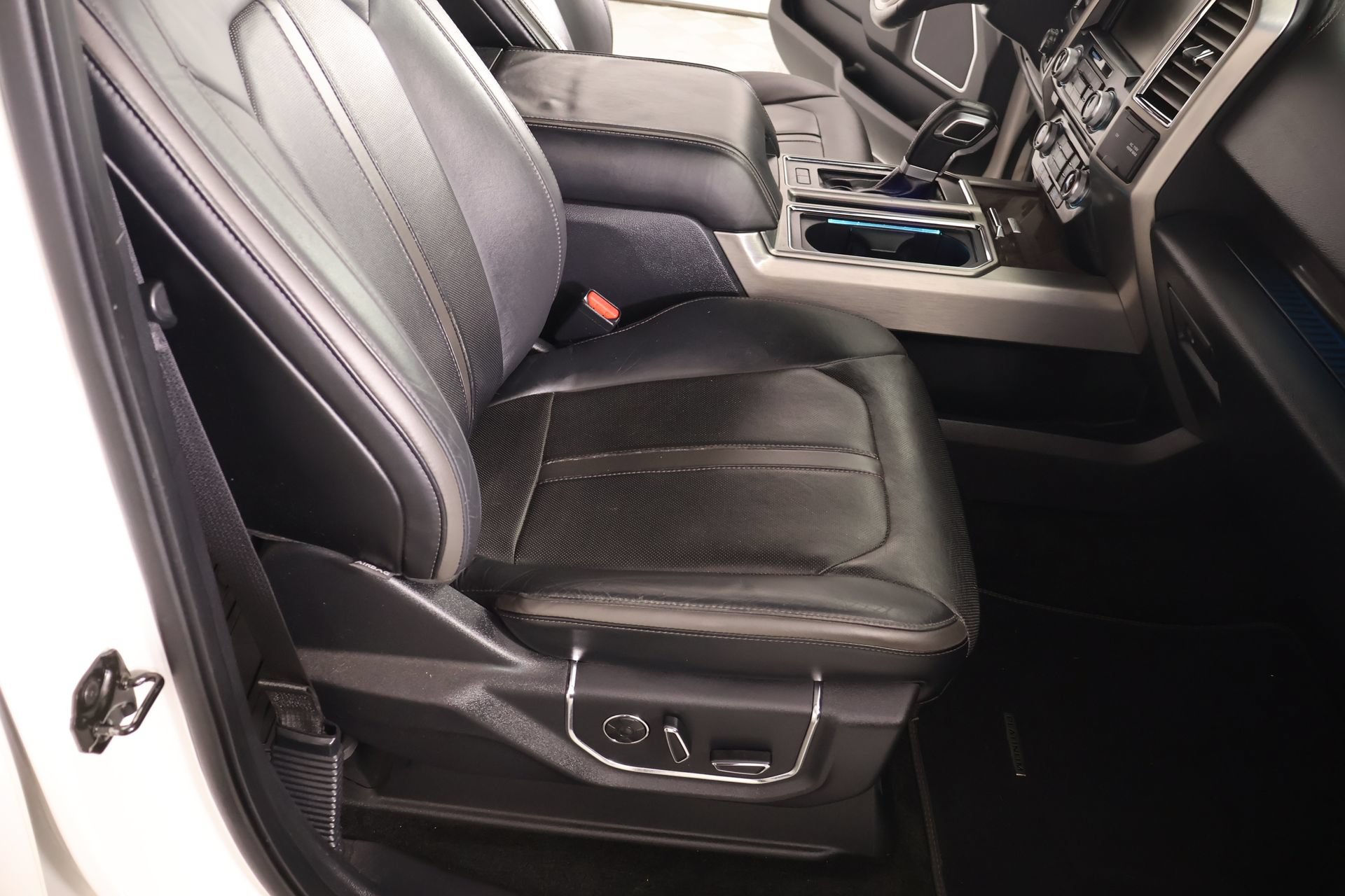 Used 2015 Ford F150 Platinum w/ Equipment Group 701A Luxury AWD/4WD image 15