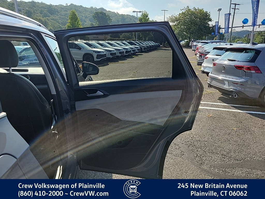 Certified 2023 Volkswagen Taos SE w/ Panoramic Sunroof Package AWD/4WD image 46
