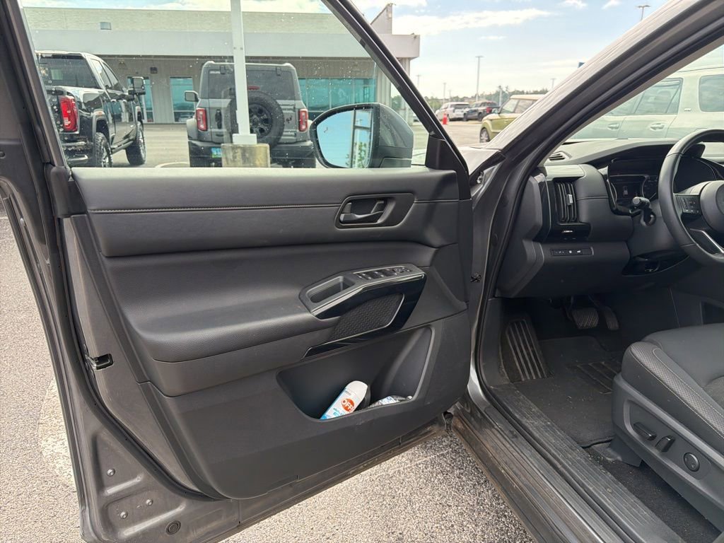 Used 2025 Nissan Pathfinder SV FWD image 9