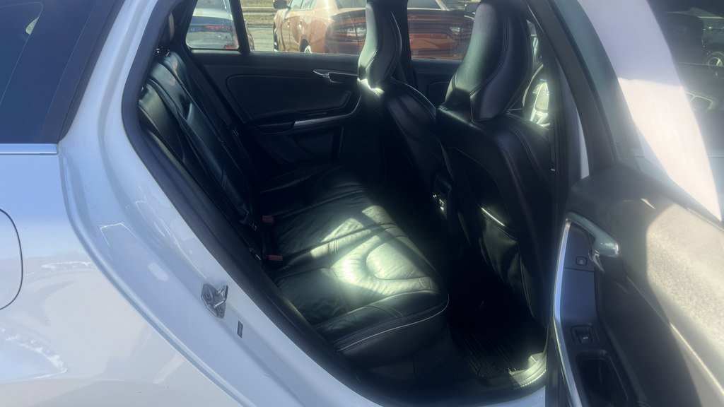 Used 2017 Volvo V60 T6 R-Design Platinum w/ Climate Package image 22