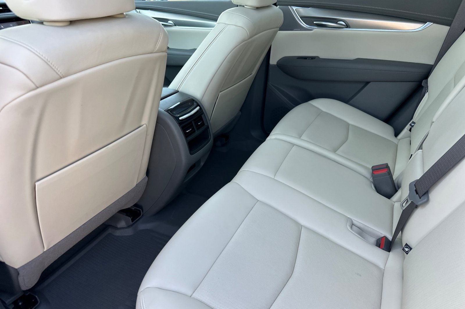 Used 2023 Cadillac XT5 Premium Luxury w/ Technology Package AWD/4WD image 15